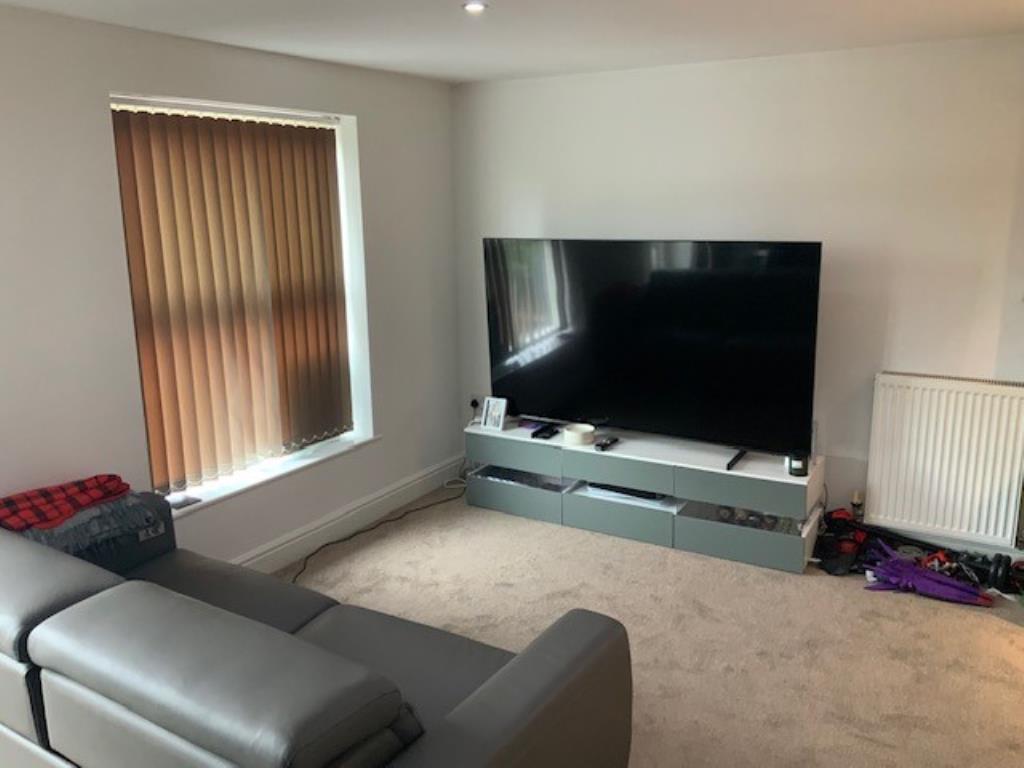 Lot: 58 - ENTIRE FREEHOLD BUILDING OF SIX FLATS, ALL LET ON ASSURED SHORTHOLD TENANCIES - Living room to one of the flats